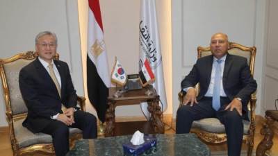 وزير النقل يبحث مع سفير كوريا الجنوبية المستجدات الخاصة بتوطين صناعة قطارات المترو