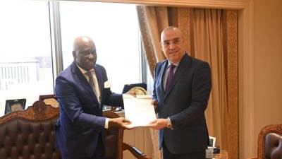 وزير الإسكان يتسلم دعوة نظيره الأنجولى لزيارة أنجولا لتعزيز التعاون فى المجالات المشتركة