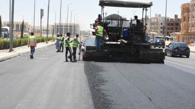 رئيس جهاز "القاهرة الجديدة" يتابع تنفيذ تكليفات مشروعات تطوير ورفع كفاءة محاور الطرق