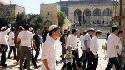 عشرات المستوطنين يقتحمون الأقصى ويقدمون شروحات عن الهيكل المزعوم