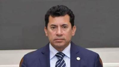 وزير الرياضة ينهى أزمة إفلاس بعثة منتخب المصارعة في المجر