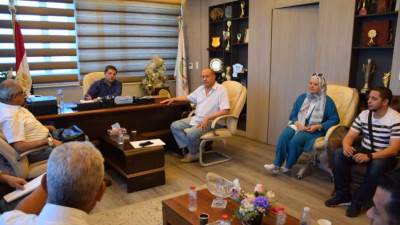 رئيس جهاز الشيخ زايد يعقد اجتماعاً مع ممثلي منطقة الثورة الخضراء