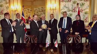 وزير التعليم العالي يشهد تسلم جامعة النهضة شهادة تصنيف ٤ نجوم  “كيو إس” بلندن