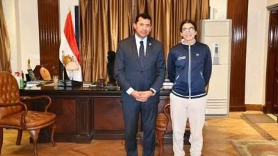 وزير الرياضة يهنئ أمينة عرفي بعد تتويجها ببطولة العالم للإسكواش للناشئات