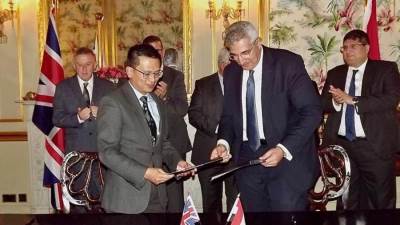 عاشور يشهد توقيع تفاهم بين وزارة التعليم العالي والبحث العلمي والكلية الملكية للجراحين بأدنبرة