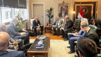 وزير التجارة ونائب وزير الصناعة البيلاروسي يبحثان إمكانيات التصنيع المشترك