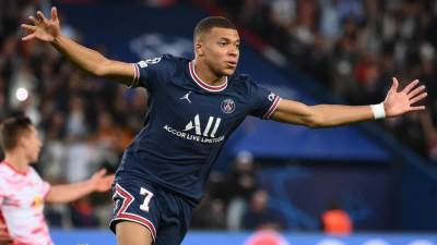 مبابي يفضل دكة باريس سان جيرمان على مليار الهلال