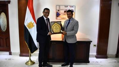 وزير الشباب والرياضة يستقبل نقيب الصحفيين 