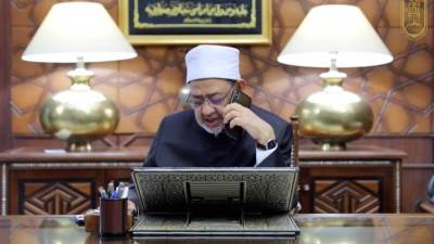 شيخ الأزهر يهنئ أوائل الثانوية الأزهرية هاتفيا 