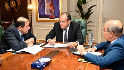 وزير التجارة والصناعة يستعرض تطورات مشروع تنمية منطقة المثلث الذهبي بالصحراء الشرقية