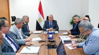 الدكتور سويلم يتابع حالة الرى وإجراءات تطهير المساقى بمحافظة البحيرة