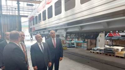 الوزير يتفقد مصنع جانز مافاج بدوناكيسي ويشاهد خطوط انتاج العربات الجاري تصنيعها