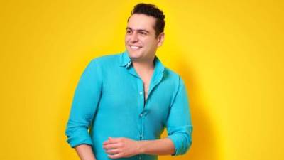 احمد زكريا يغازل الفتيات بأغنيته الجديده "البطل" 