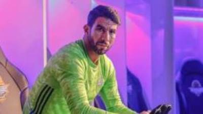 بيراميدز يعلن تمديد عقد شريف إكرامي 