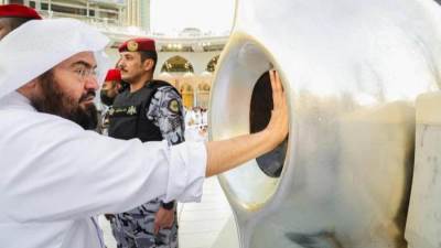 الرئاسة العامة لشؤون المسجد الحرام والمسجد النبوي تُطَيِّبُ الحجرَ الأسودَ والملتزمَ والركنَ اليماني