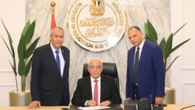 بالاسماء.. وزير التعليم يهنئ أوائل الثانوية العامة هاتفيا 