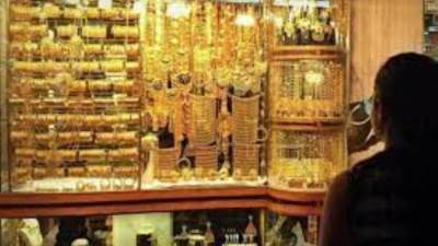 استقرار الدولار في السوق الموازية بمصر يدفع الذهب للاستقرار عند مستوي منخفض