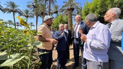 وزير الزراعة يتفقد البرامج البحثية لإنتاج التقاوي ويجتمع بقيادات الوزارة