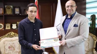 محافظ بني سويف يكرم ابني بني سويف من أوائل الثانوية العامة