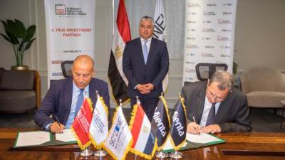 رئيس المنطقة الاقتصادية يشهد توقيع عقد التخصيص لمصنع للأجهزة الكهربائية بالعين السخنة