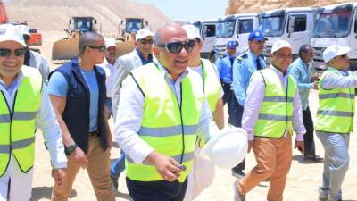 وزير قطاع الأعمال العام في جولة ميدانية بشركة النصر للتعدين بأسوان