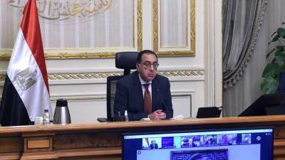 رئيس الوزراء يشارك فى مائدة مستديرة بحضور عدد من الوزراء