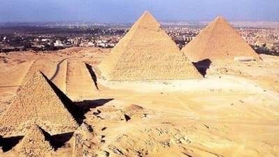 السياحة : أهرامات الجيزة مفتوحة للزيارة ولا صحة لما يتردد بغلقها