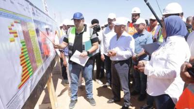 وزير النقل يتفقد مواقع العمل بمشروع شبكة القطار الكهربائي السريع (السخنة/ مطروح )