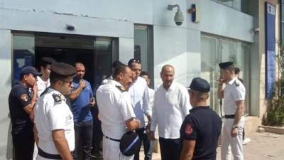 السكرتير العام ببني سويف يتابع إطفاء حريق محدود بأحد البنوك بطريق الكورنيش