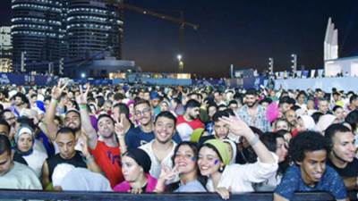 جمهور الكينج والكابو فى انتظار بدء حفل العلمين الجديدة