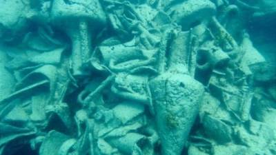 الكشف عن بقايا سفينة غارقة وجرار من الفخار في منطقة العلمين