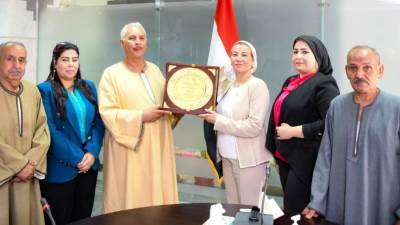 وزيرة البيئة تبحث مع مجلس إدارة نقابة للفلاحين التعاون فى مجال المخلفات الزراعية ووحدات البيوجاز