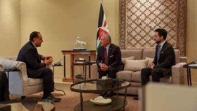 العاهل الأردني يستقبل رئيس الوزراء في بيت الأردن