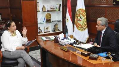 غادة عجمي تقترح على وزير العمل إنشاء أكاديمية لتأهيل "الضيافة الجوية"