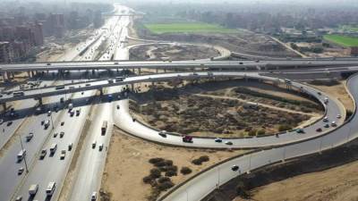 النقل تناشد بالتوعية بمخاطر إلقاء مخلفات هدم المباني على الطرق الرئيسية