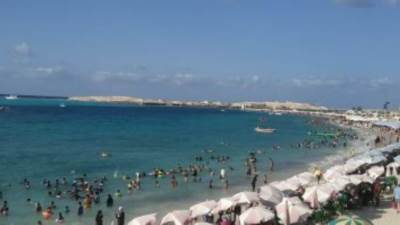 الحرارة تنكسر على شواطئ مطروح والساحل الشمالى وتسجل 29 درجة نهارا