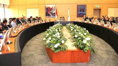 وزير الطيران يتابع مع أعضاء اللجنة الأمنية العليا الخطط والتدابير الأمنية بالمطارات المصرية 