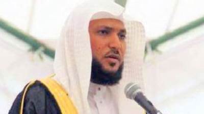 إمام المسجد الحرام يتعرض لوعكة صحية والسديس يؤم المصلين بدلا منه