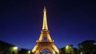 بلاغ كاذب.. السلطات الفرنسية تعيد افتتاح برج إيفل 