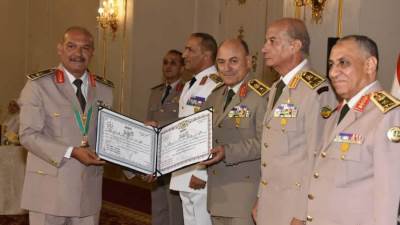 وزير الدفاع يكرم قادة القوات المسلحة المحالين للتقاعد 