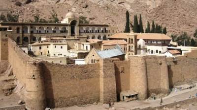 وزير السياحة يبحث آخر مستجدات تطوير موقع التجلي الأعظم بمدينة سانت كاترين