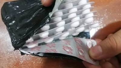 جمارك مطار برج العرب تضبط محاولة تهريب عدد من الأقراص المخدرة