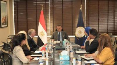  وزير الآثار يلتقي بالرئيس الشرفي لمركز جون كيندي للفنون المسرحية