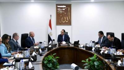 رئيس الوزراء يستعرض خطة تطوير النقل النهرى