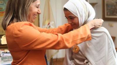 وزيرة الثقافة تُكرم الطفلة "حبيبة" الفائزة بجائزة "إيفاك اليابانية العالمية"‏