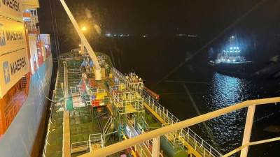 نجاح أول عملية تموين سفينة حاويات بالوقود الأخضر في ميناء شرق بورسعيد