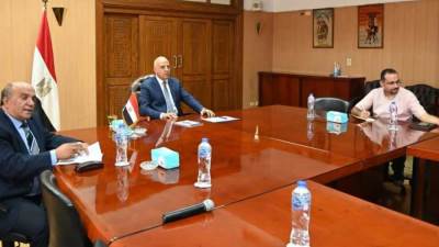 الدكتور سويلم يتابع الخطوات التنفيذية للتحول للرى الحديث فى مزارع قصب السكر بالصعيد