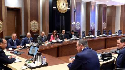 رئيس الوزراء يلتقي مسئولي شركة "أباتشي" الأمريكية لاستعراض الخطط المستقبلية للشركة