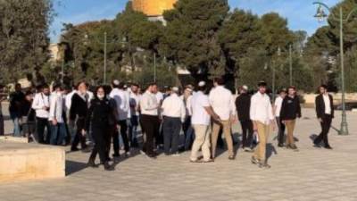 عشرات المستوطنين الإسرائيليين يقتحمون ساحات المسجد الأقصى المبارك