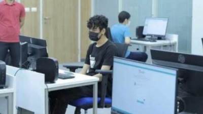 طلاب الثانوية العامة دور ثان يؤدون امتحان الاقتصاد والجيولوجيا بمدارس المتفوقين